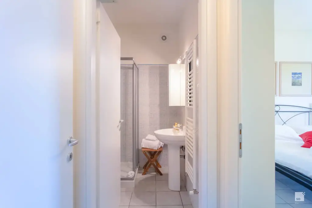 Bagno elegante e luminoso del resort