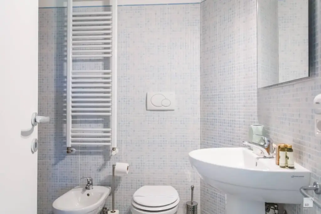 Elegante e luminoso bagno moderno
