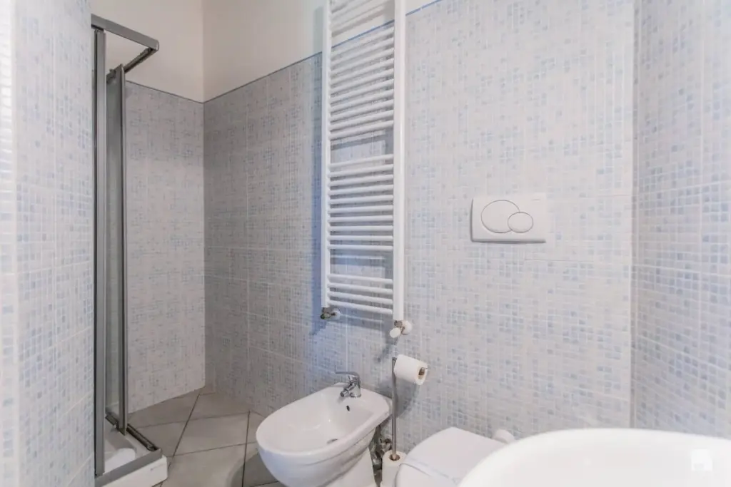 Bagno con piastrelle a mosaico e bidet.