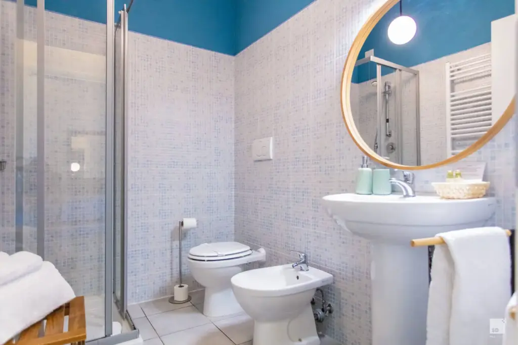 Elegante bagno dal design moderno.
