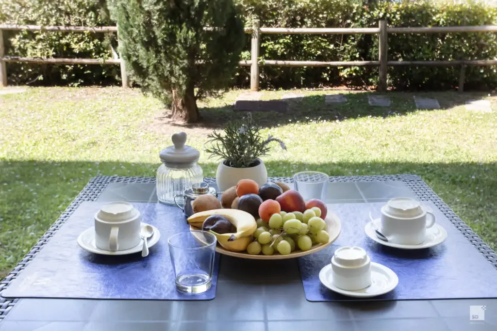 Rilassante colazione all'aperto nel verde