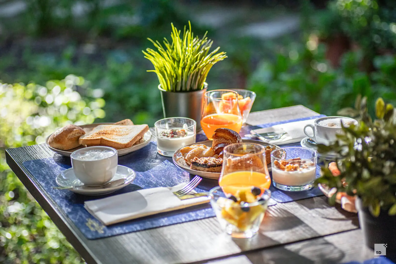 Colazione all'aperto immersa nel verde