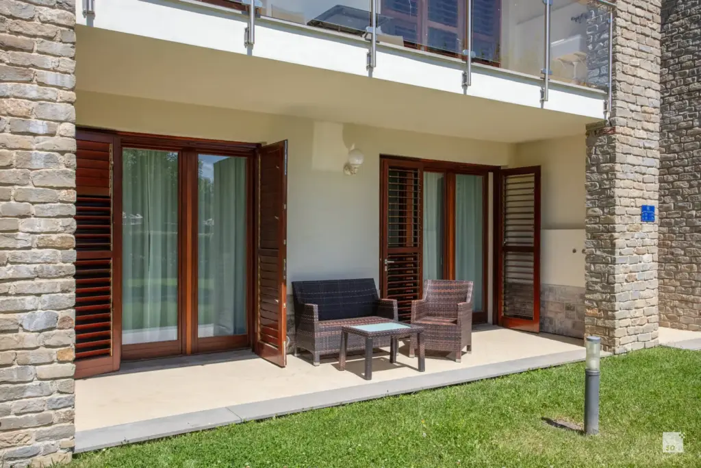 Accogliente patio privato con mobili in rattan