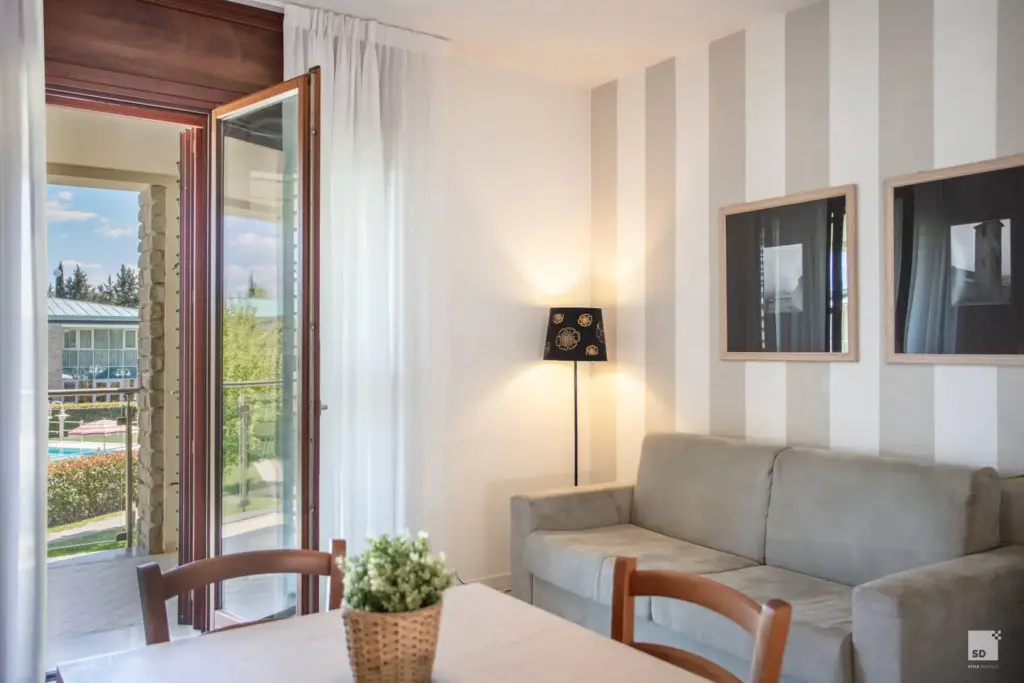Accogliente soggiorno con balcone panoramico